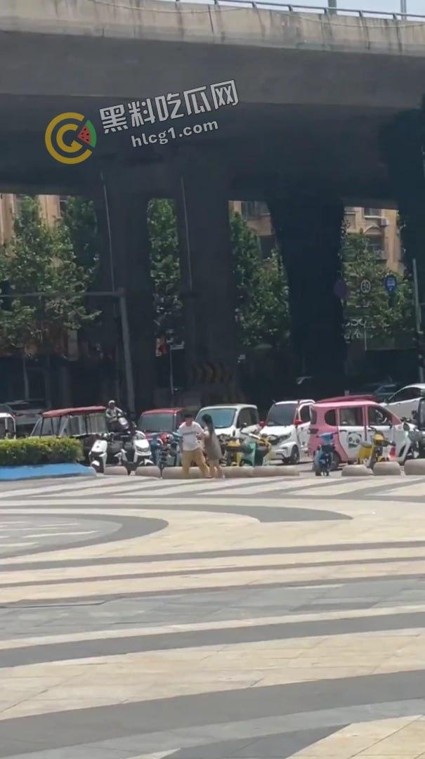 河南商丘街头闹剧!情侣为卖打字机大打出手,帅哥大战女友引围观!-5