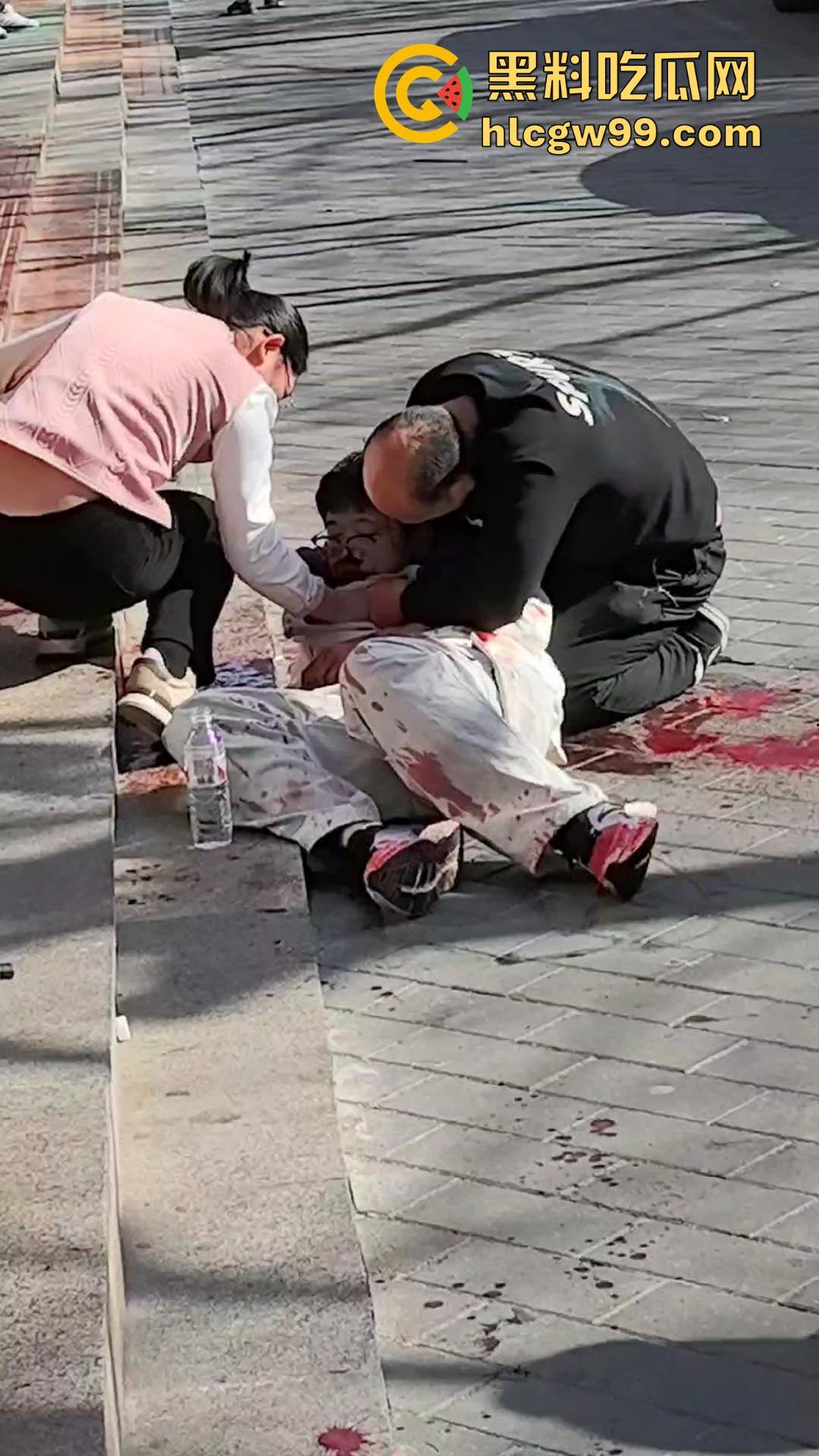 富民街初中生意外摔倒 大动脉被铁棍刺穿 拔出瞬间血喷三尺 现场惨烈当场没了！-6