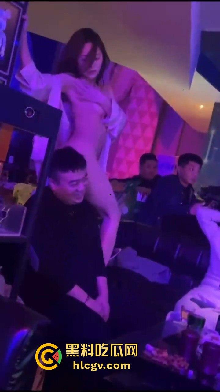 几兄弟酒吧实战,兄弟被妹子逼都蹭脸上了不敢动手!另一边恨不得长两嘴,轮番亲到脸上满是口水!-5