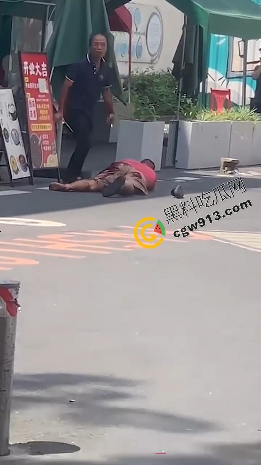 血淋淋屠夫现身广州东晓南，光天化日之下残忍取人性命，手段令人发指光是看视频都觉得毛骨悚然-3