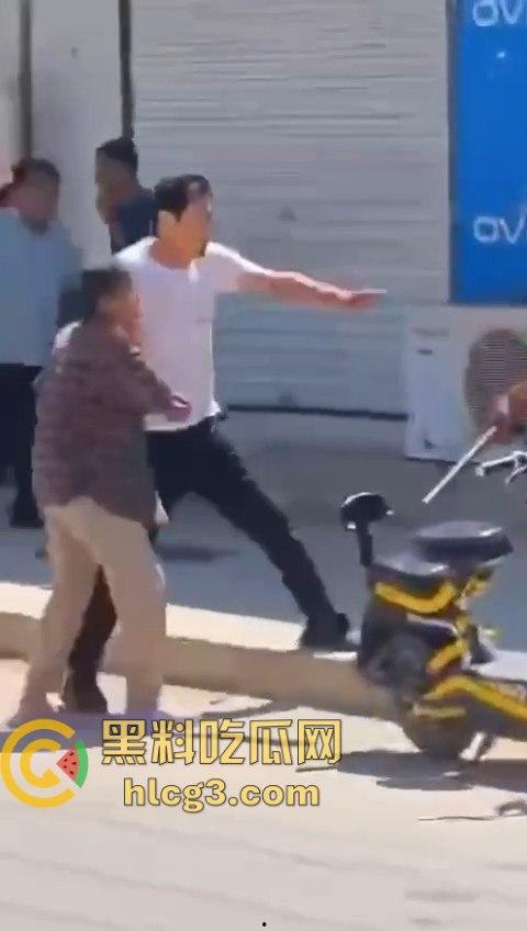 老年白起大街上互砍,镰刀攻击的场面令人震惊!梦回宇将军-4