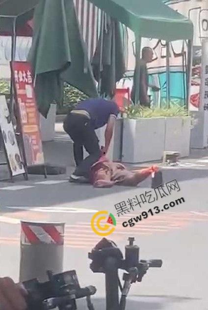 血淋淋屠夫现身广州东晓南，光天化日之下残忍取人性命，手段令人发指光是看视频都觉得毛骨悚然-7