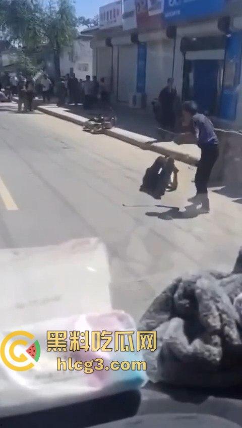 老年白起大街上互砍,镰刀攻击的场面令人震惊!梦回宇将军-7