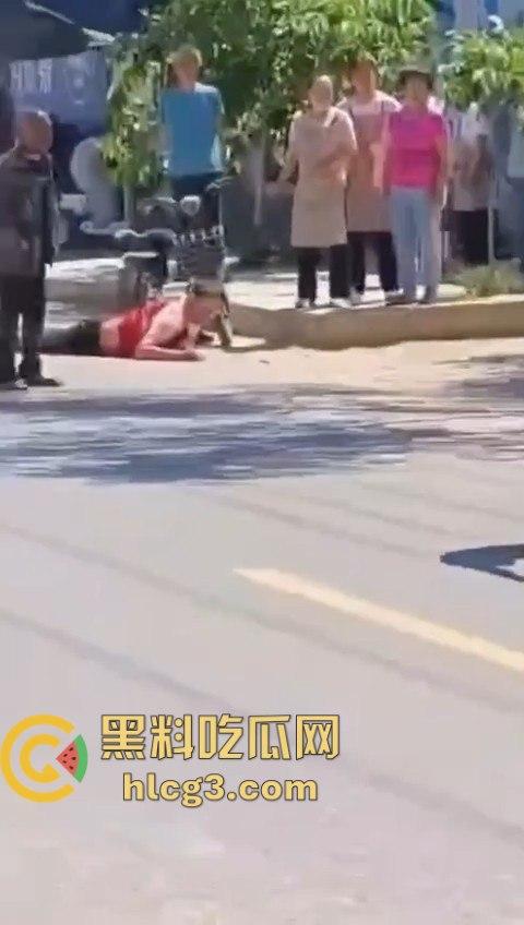 老年白起大街上互砍,镰刀攻击的场面令人震惊!梦回宇将军-8