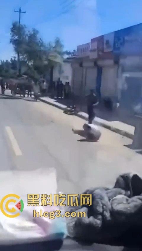 老年白起大街上互砍,镰刀攻击的场面令人震惊!梦回宇将军-9