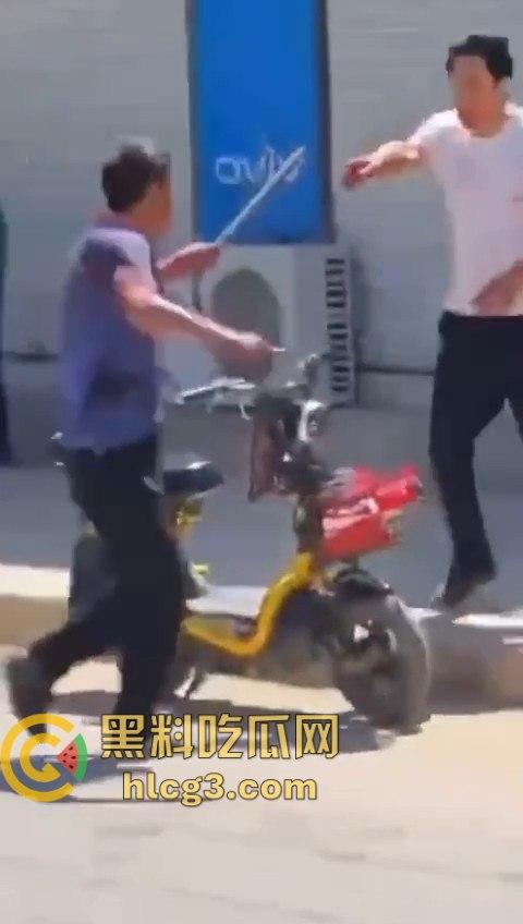 老年白起大街上互砍,镰刀攻击的场面令人震惊!梦回宇将军-10