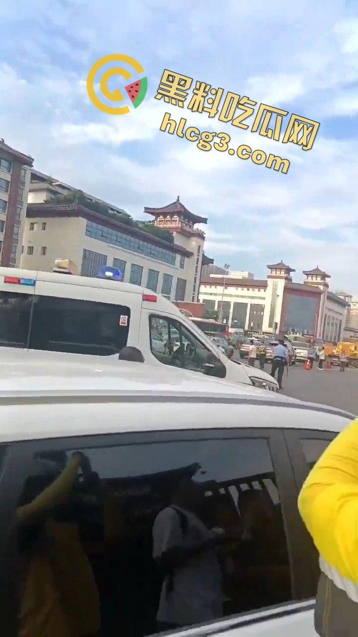 西安大雁塔景区菜刀小伙与警察激烈交火,惊心动魄现场引爆网络!-1