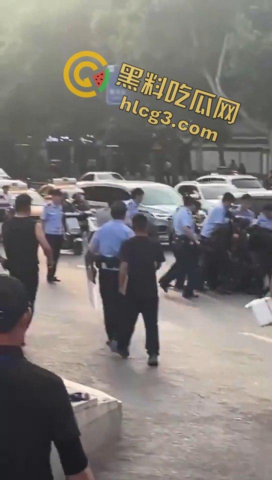 西安大雁塔景区菜刀小伙与警察激烈交火,惊心动魄现场引爆网络!-4