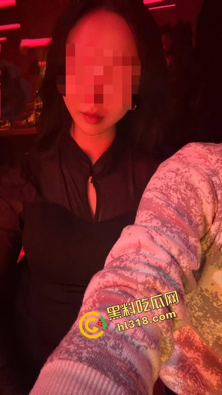 海角大神分享会喷水的亲姐姐,酒吧里爆操醉酒姐姐,酒劲上头让她喝尿,最后带回酒店肛射睡奸!-1