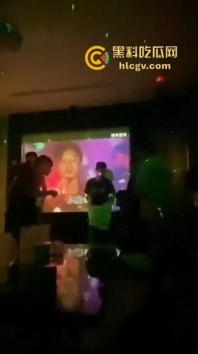 台湾宜兰高职生KTV狂殴同学!唱歌跑调遭群殴,另一边同学悠哉玩王者荣耀,场面极度魔幻!-3