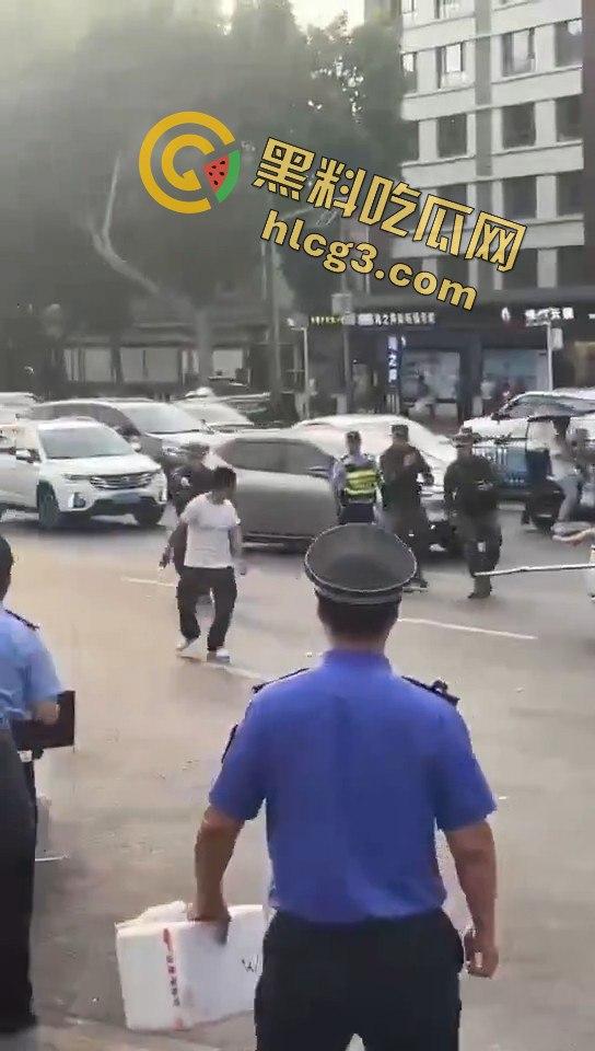 西安大雁塔景区菜刀小伙与警察激烈交火,惊心动魄现场引爆网络!-6