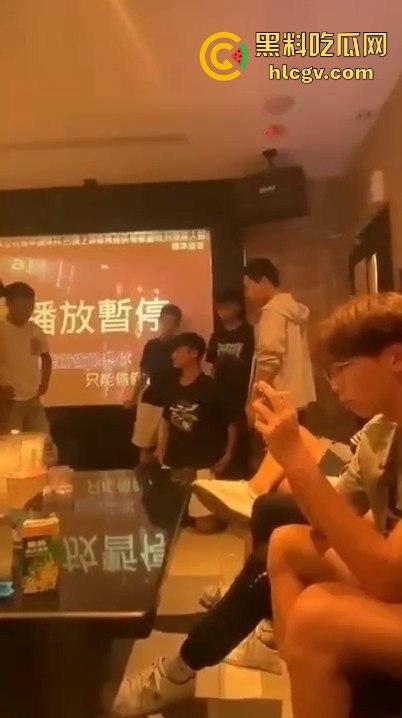 台湾宜兰高职生KTV狂殴同学!唱歌跑调遭群殴,另一边同学悠哉玩王者荣耀,场面极度魔幻!-5