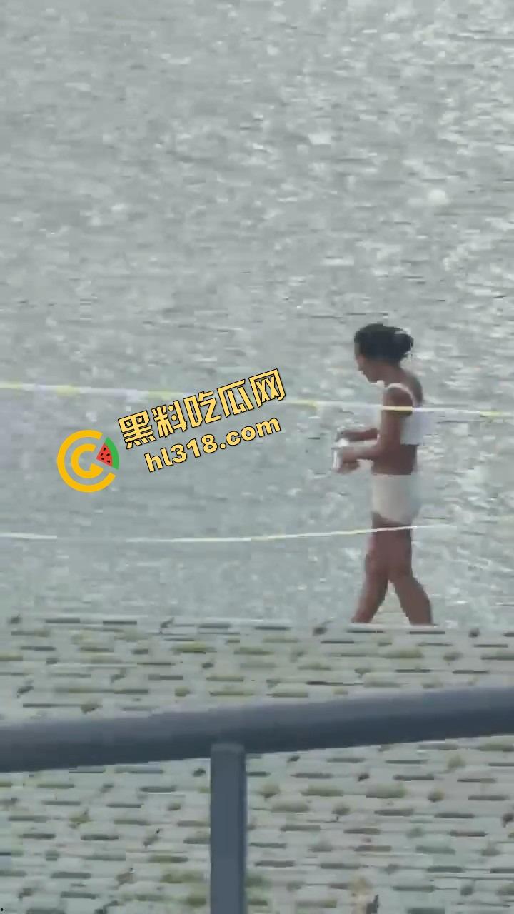 连云港河边裸泳妹子现身,天气一热直接全裸脱下水放飞自我,亲密接触大自然,真就不怕被人看!-9