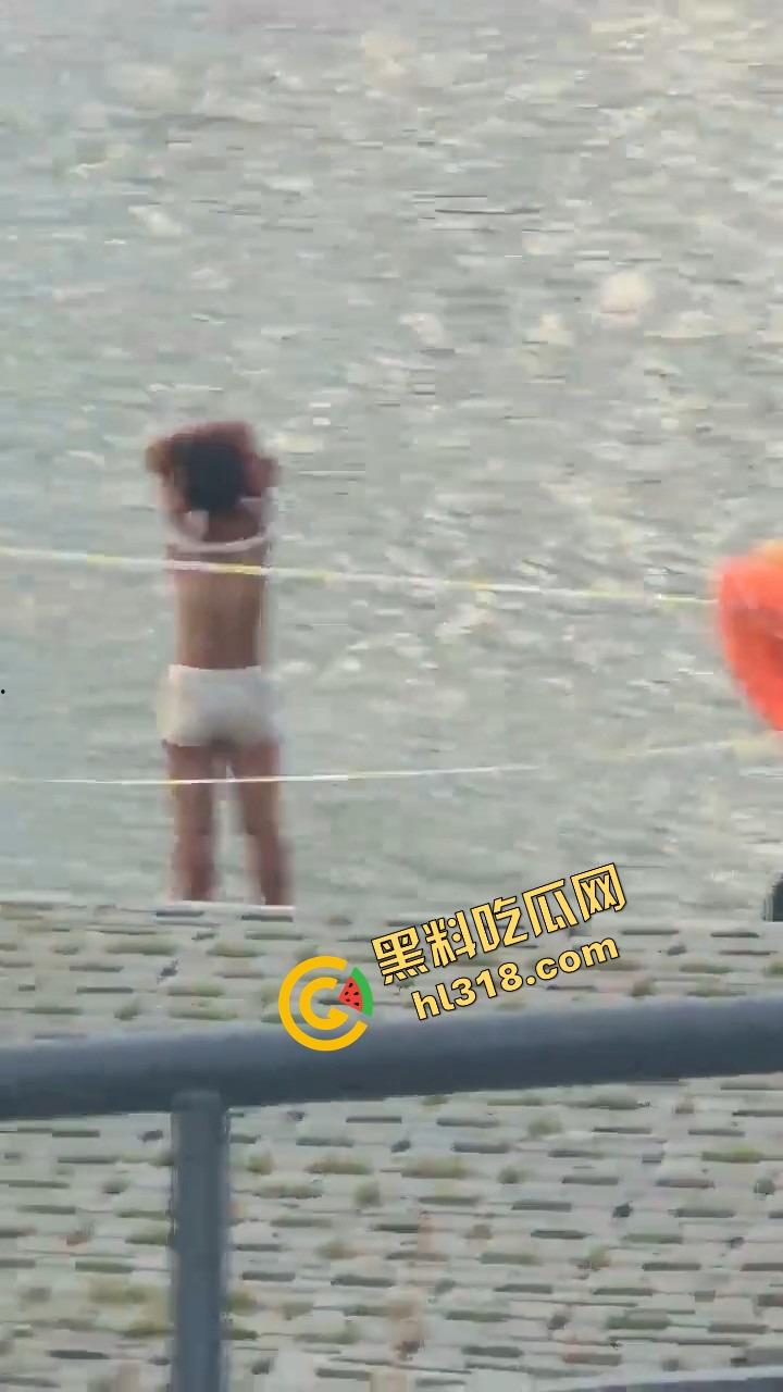 连云港河边裸泳妹子现身,天气一热直接全裸脱下水放飞自我,亲密接触大自然,真就不怕被人看!-10