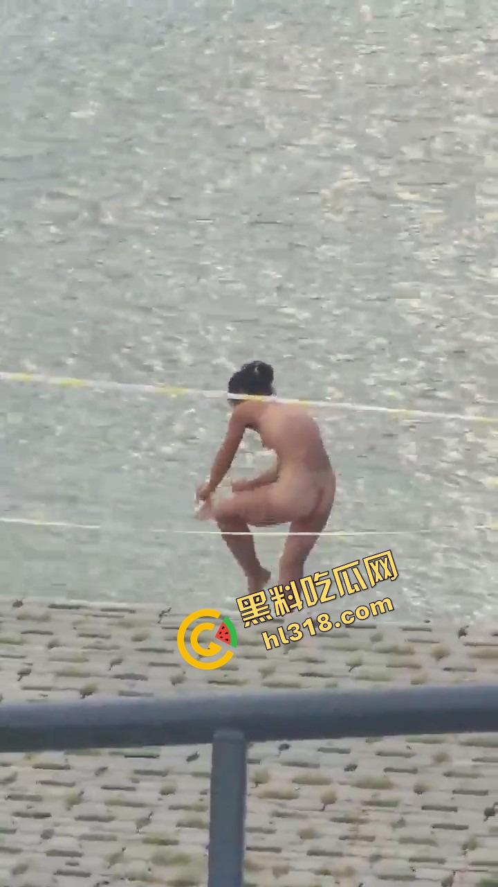 连云港河边裸泳妹子现身,天气一热直接全裸脱下水放飞自我,亲密接触大自然,真就不怕被人看!-11