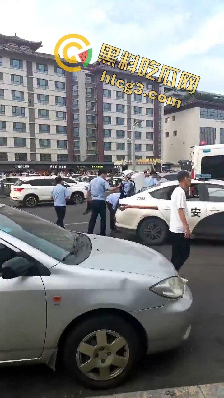 西安大雁塔景区菜刀小伙与警察激烈交火,惊心动魄现场引爆网络!-9