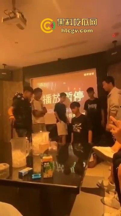 台湾宜兰高职生KTV狂殴同学!唱歌跑调遭群殴,另一边同学悠哉玩王者荣耀,场面极度魔幻!-10