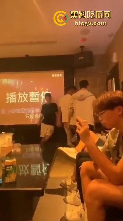 台湾宜兰高职生KTV狂殴同学!唱歌跑调遭群殴,另一边同学悠哉玩王者荣耀,场面极度魔幻!-11