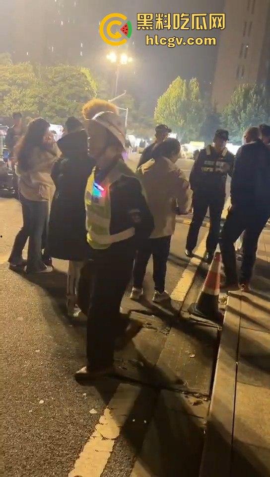 南京纯爱战士破防崩溃!女友当街绿他还装绿茶跑路,吃瓜群众围观纯爱破裂全程记录!-1