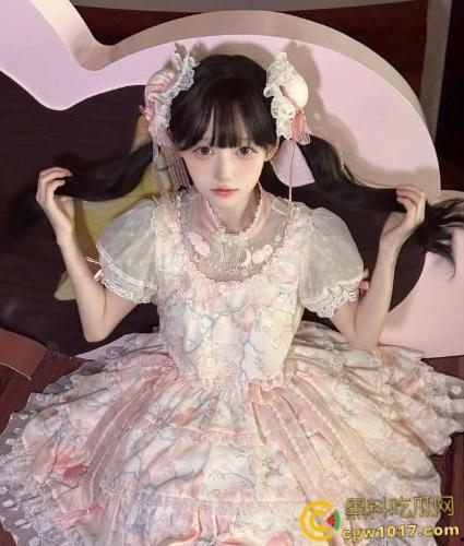 湖北武汉小萝莉被金主包养,穿白丝泳装做爱,年纪不大玩的挺花,各种调教完美配合,翘臀骑乘喷汁内射!-1