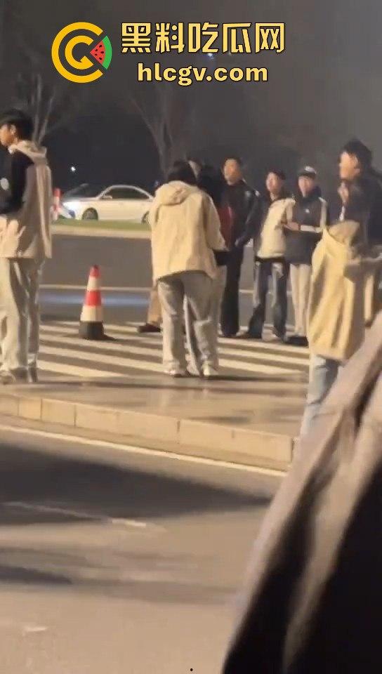 南京纯爱战士破防崩溃!女友当街绿他还装绿茶跑路,吃瓜群众围观纯爱破裂全程记录!-9