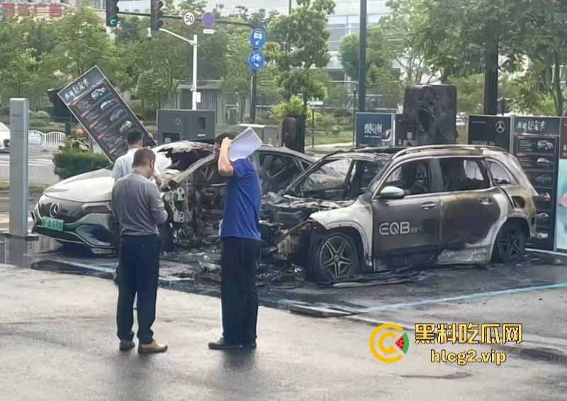 愿三叉照耀你的事业与前程又又又着了?奔驰4S店再曝新能源车自燃事件!-1