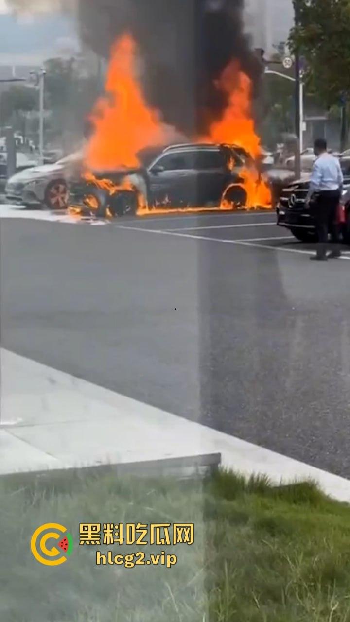愿三叉照耀你的事业与前程又又又着了?奔驰4S店再曝新能源车自燃事件!-2