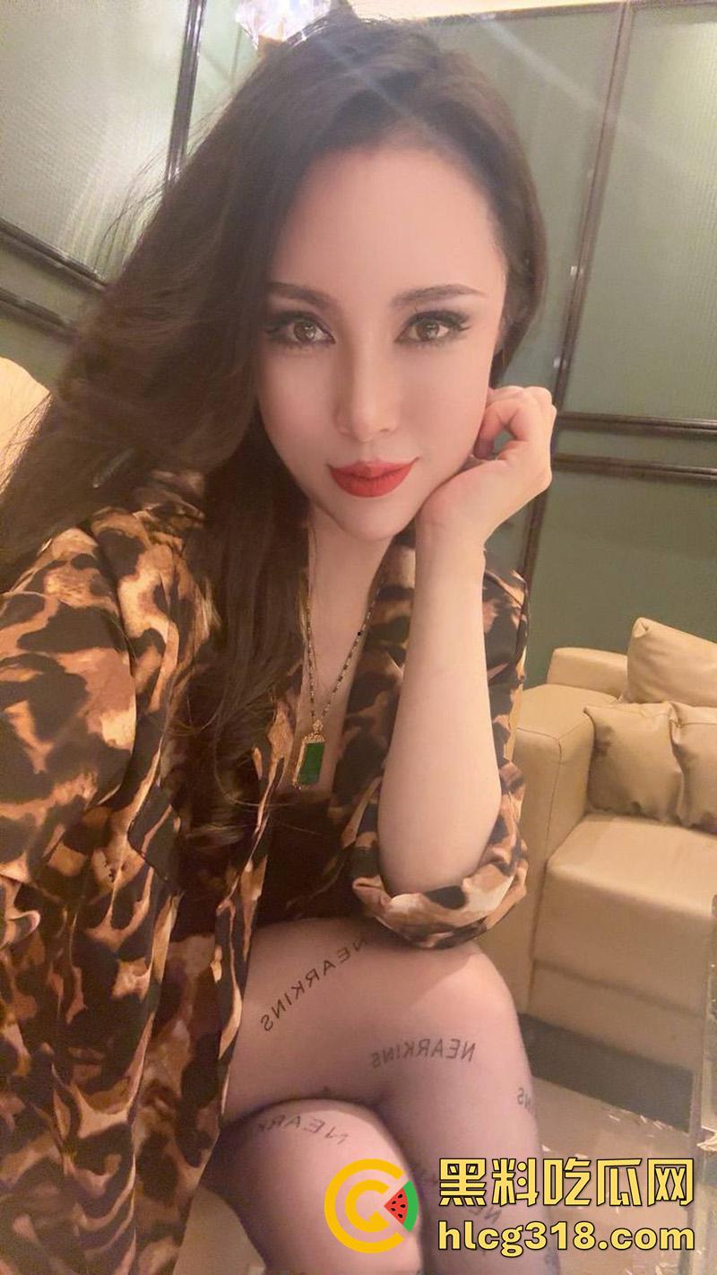 沈阳罗曼达商K极品骚妇【平姐】,靠快手擦边秀黑丝美腿,包厢约炮客人啪啪,据说骚逼还有老公呢!-5