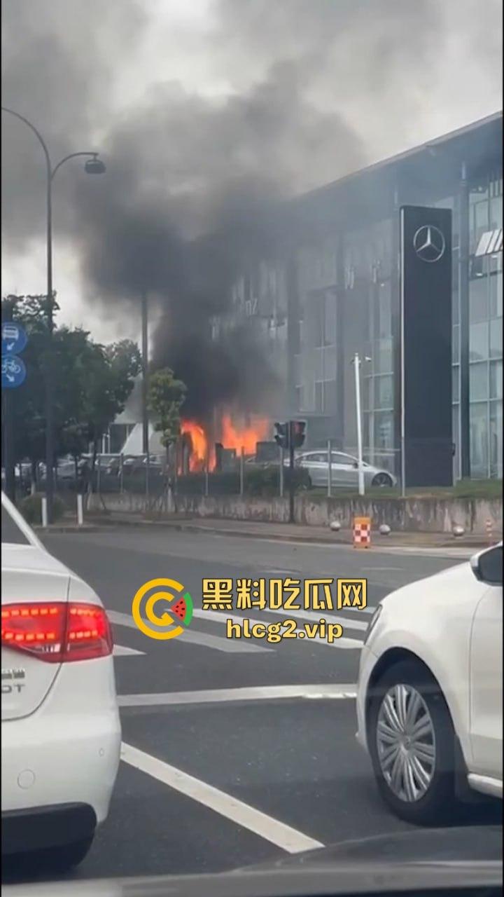 愿三叉照耀你的事业与前程又又又着了?奔驰4S店再曝新能源车自燃事件!-8