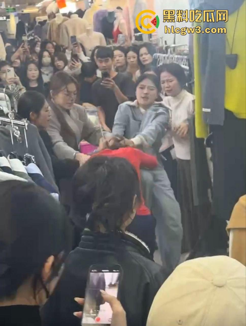 广州沙河服装城大乱斗!多名女子档口互撕,姐妹们龙虎斗,场面劲爆骂声不断!-2