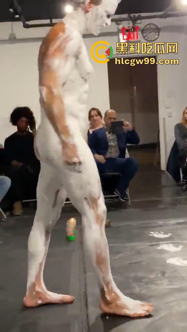 法国最新艺术?大屌洋人涂满白色颜料在纸上乱蹭,你别说屌真长,内容堪称炸裂。-1