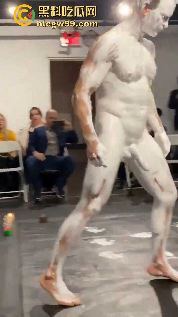 法国最新艺术?大屌洋人涂满白色颜料在纸上乱蹭,你别说屌真长,内容堪称炸裂。-2