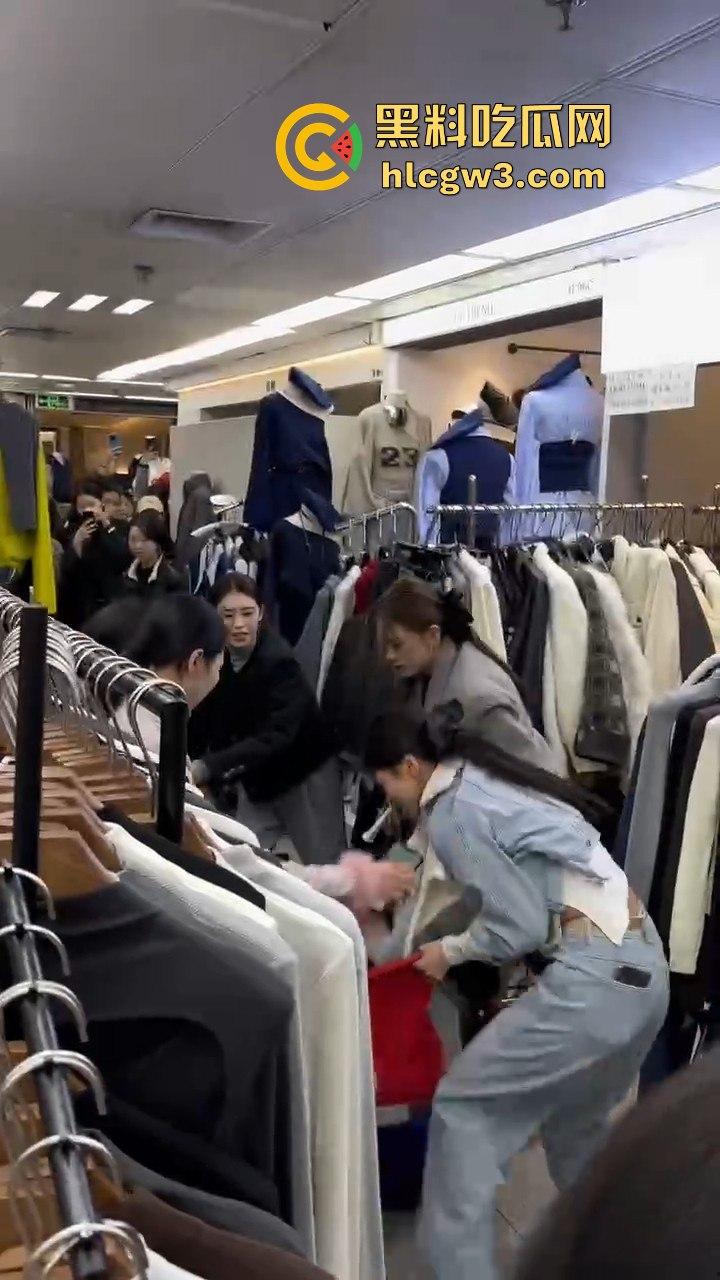广州沙河服装城大乱斗!多名女子档口互撕,姐妹们龙虎斗,场面劲爆骂声不断!-11