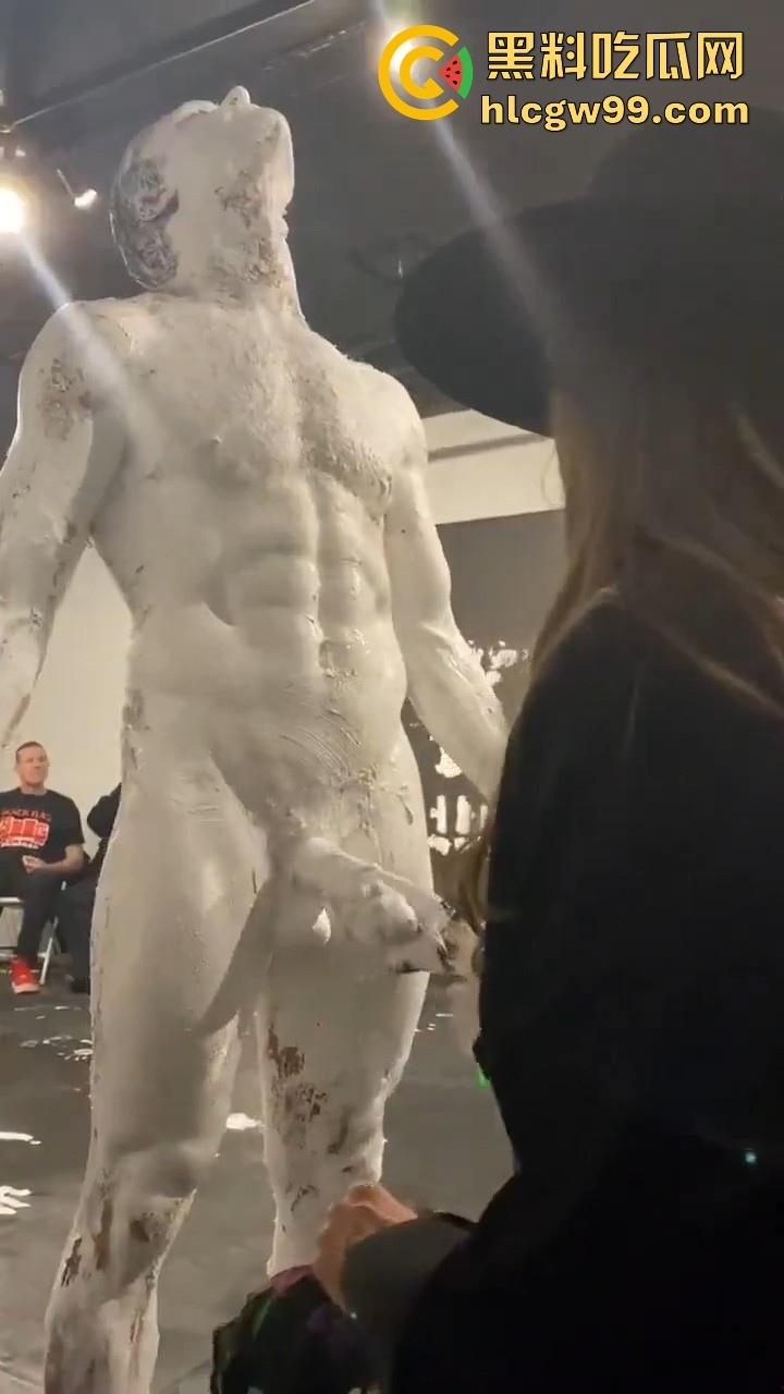 法国最新艺术?大屌洋人涂满白色颜料在纸上乱蹭,你别说屌真长,内容堪称炸裂。-6