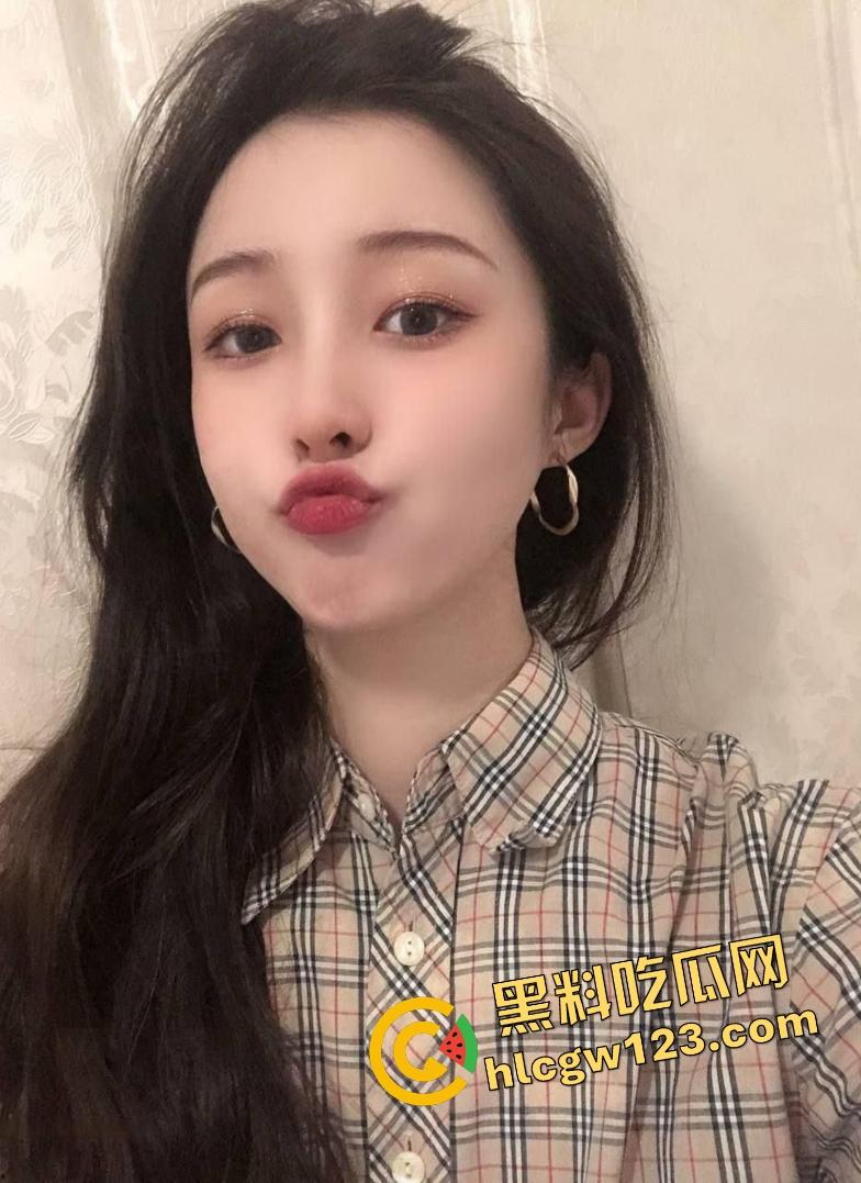 广西大学【韩柳文】变母狗!为毕业主动诱惑掰穴让处男辅导员操!-1