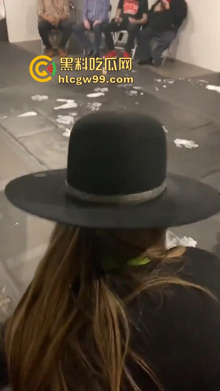 法国最新艺术?大屌洋人涂满白色颜料在纸上乱蹭,你别说屌真长,内容堪称炸裂。-8