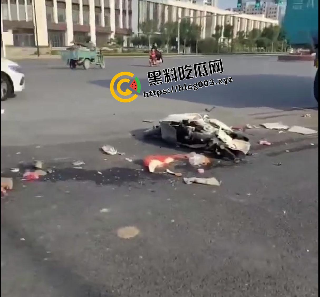 血腥慎入!济南商河车祸现场 脑袋被压爆 脑浆和内脏散落一地 现场视频流出-1