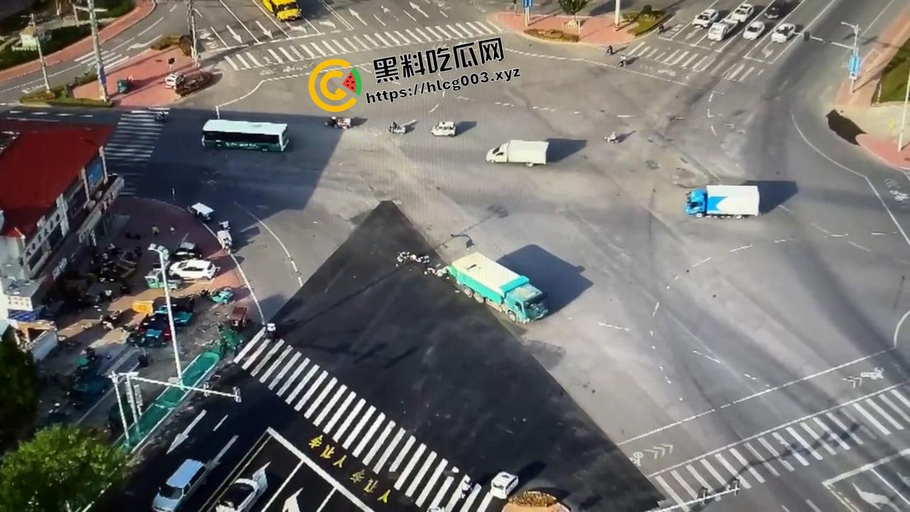 血腥慎入!济南商河车祸现场 脑袋被压爆 脑浆和内脏散落一地 现场视频流出-4