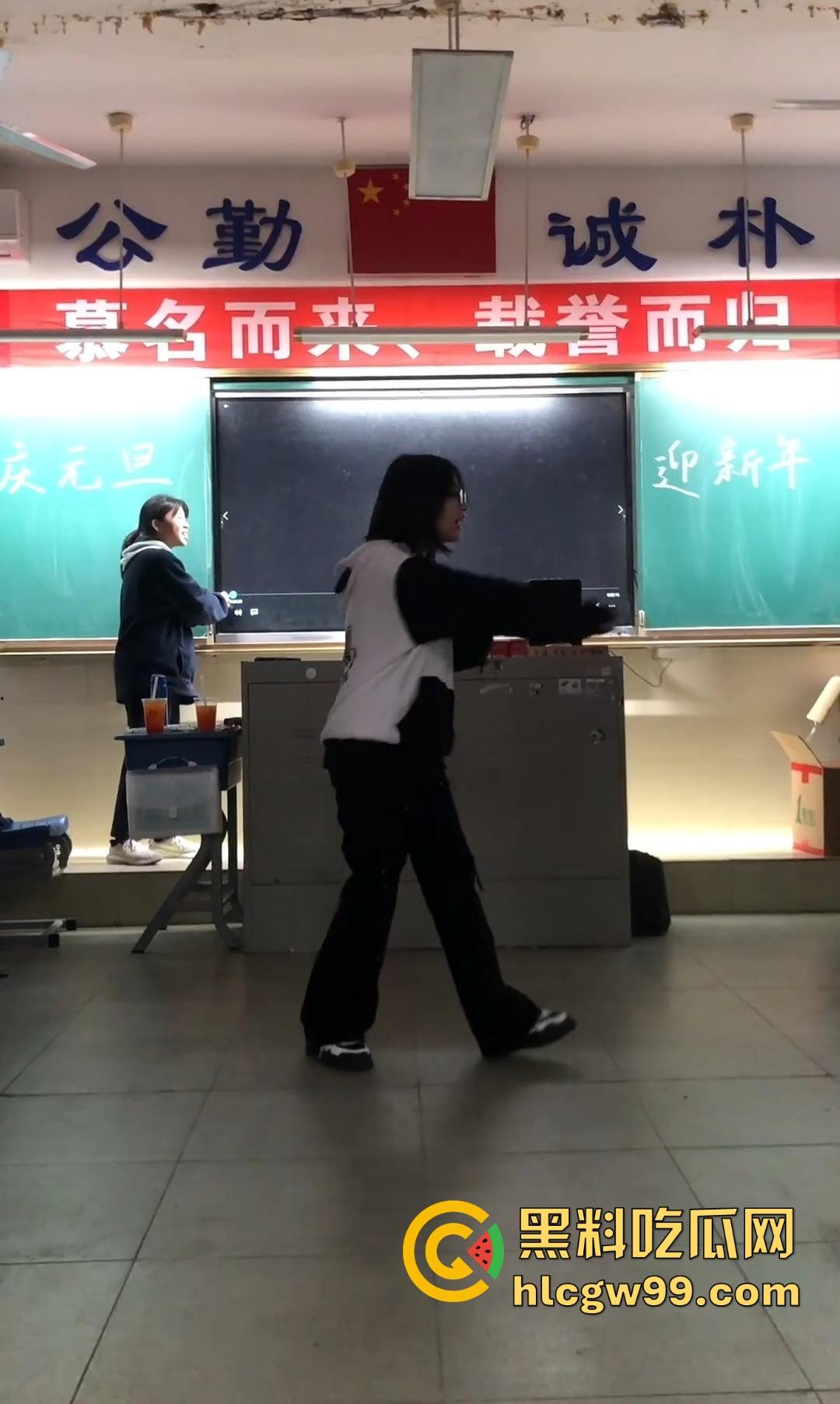 又被套路了,抖音咸鱼热卖得学霸班会热舞崩奶罩?假的!片哥片姐割韭菜,冲动老色批来我这我给你白嫖看!-7