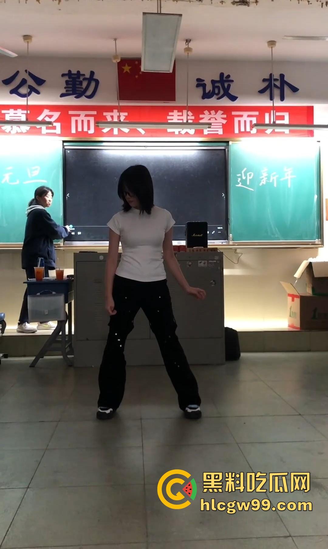 又被套路了,抖音咸鱼热卖得学霸班会热舞崩奶罩?假的!片哥片姐割韭菜,冲动老色批来我这我给你白嫖看!-8