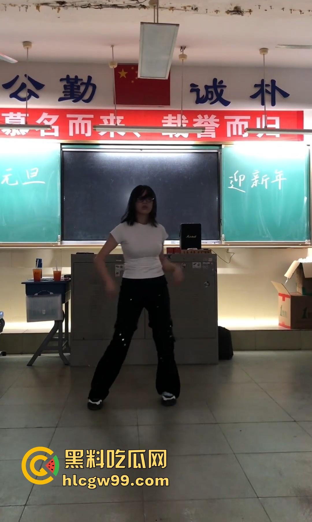 又被套路了,抖音咸鱼热卖得学霸班会热舞崩奶罩?假的!片哥片姐割韭菜,冲动老色批来我这我给你白嫖看!-10