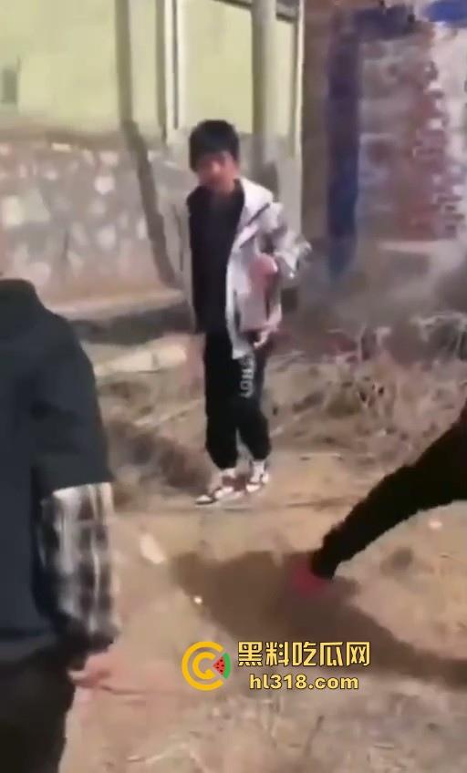 少数民族小学生打架群殴现场曝光，年轻少年手持铁棍殴打，拳打脚踢围追堵截，欺负小朋友啊 ？-1