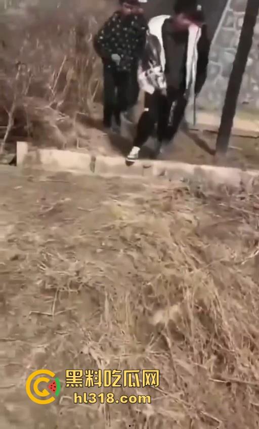 少数民族小学生打架群殴现场曝光，年轻少年手持铁棍殴打，拳打脚踢围追堵截，欺负小朋友啊 ？-2