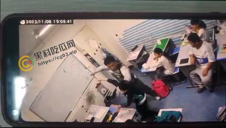 萧山 培优教育 培训机构老师暴打学生时间 监控摄像头拍下完整过程-6