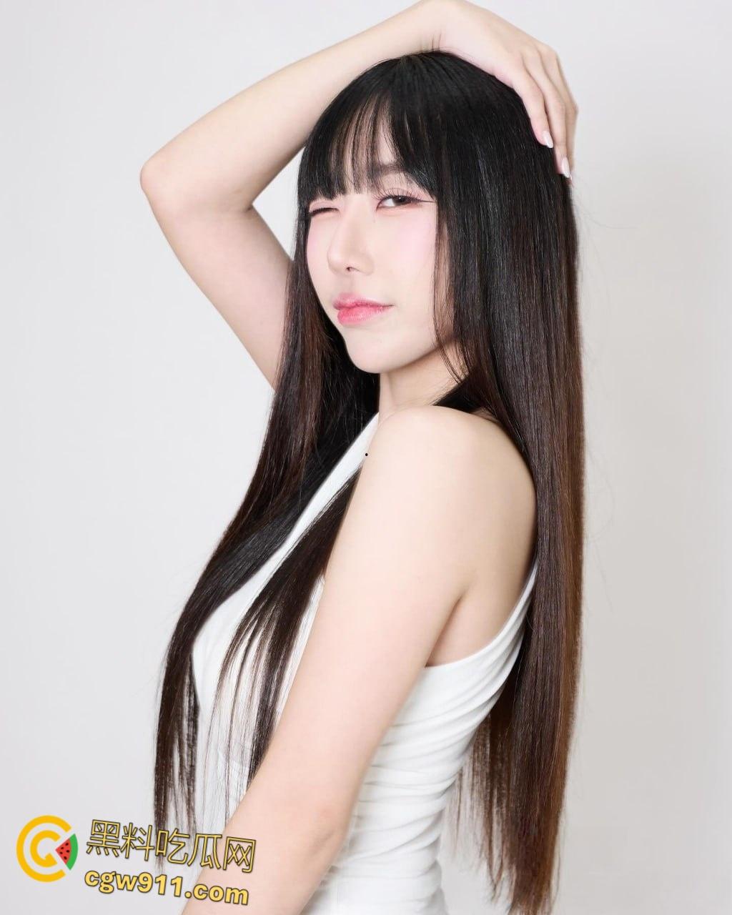 泰国高颜值福利姬【highsstn】,圣诞节情趣制服诱惑,巨乳渔网深喉口交,翘臀跟小马达一样动感疯狂榨精 !-1