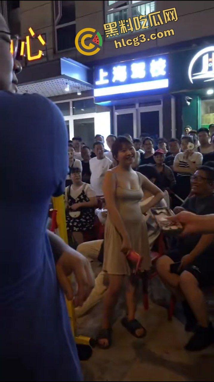 金句 “我长这么好看 我不想排队” 上海小仙女插队骂街男子 杀猪一样的狗叫 哭着要求道歉 逆天炸裂！-4