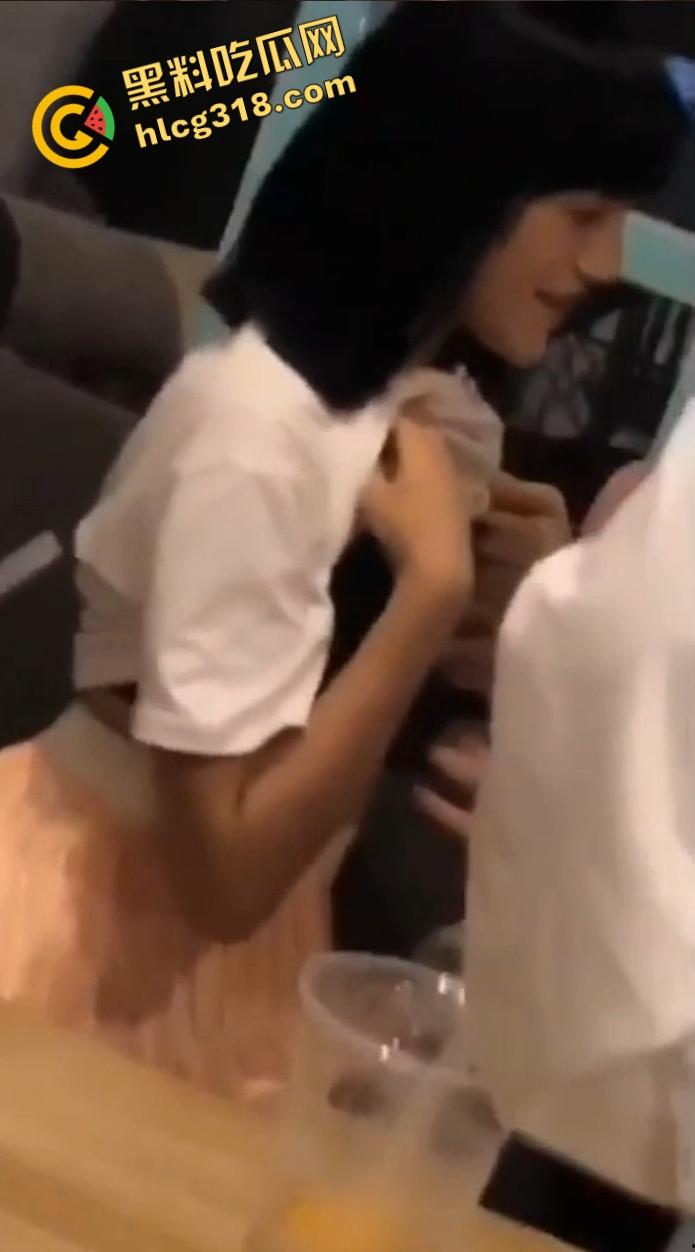 假期同学聚会,骚女现场主动强干男同学,反客为主男的被骑到脱力,男孩子一定要保护自己!-11