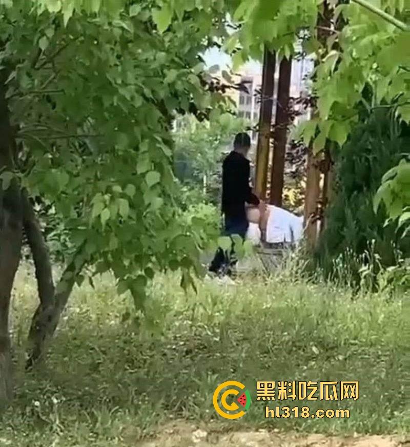 万物复苏的春季,野外偷拍捕捉中年夫妻野战火辣现场! 男主吃力后入,美女翘臀迎合臀肉颤抖,淫靡至极!-6
