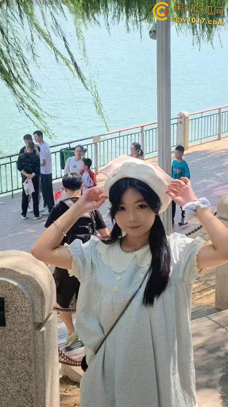 约炮大神【石先生】,约炮极品JK小萝莉,跪地口交被按头深喉,粉裙掀起美腿大开狂操,娇滴滴的呻吟超诱人!-1