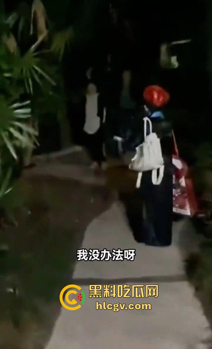 四川某小区大爷大妈遛弯险被僵尸小姐姐吓出屎尿!这清朝妆容真没谁了!-1